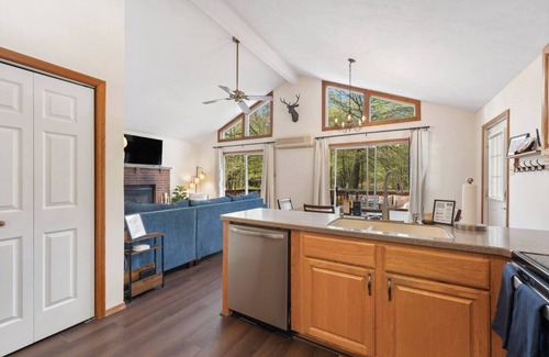 Albrightsville Casa | Cozy Lake Mountain Escape Cottage- Fire pit, Large Deck, Community Lakes & Pools
