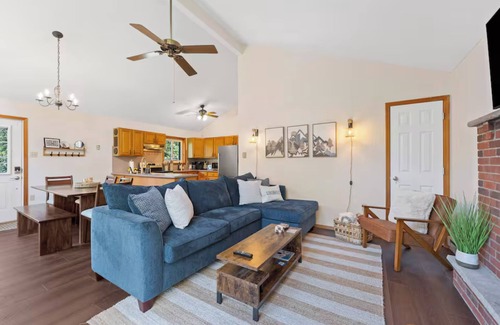 Albrightsville Casa | Cozy Lake Mountain Escape Cottage- Fire pit, Large Deck, Community Lakes & Pools
