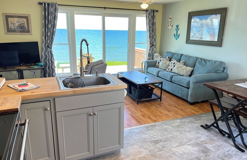 Maple View Cabaña | Cozy LAKE ONTARIO WATERFRONT COTTAGE with Breathtaking Views!