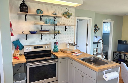 Maple View Cabaña | Cozy LAKE ONTARIO WATERFRONT COTTAGE with Breathtaking Views!