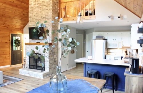 Effingham Cabaña | Cozy Lake Sara Year-Round Cottage- Amazing beach and lake-side restaurants.