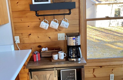 Effingham Cabaña | Cozy Lake Sara Year-Round Cottage- Amazing beach and lake-side restaurants.