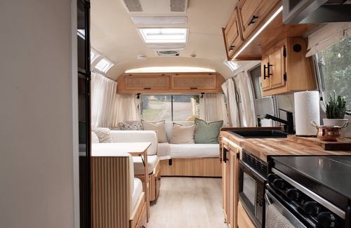 Smyrna Casa | Cozy Lakefront Airstream w/ Private Deck & Firepit - Sleeps 6
