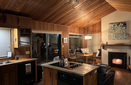 Kamloops Cabina | Cozy Lakefront Cabin Retreat