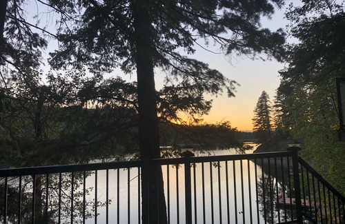 Kamloops Cabina | Cozy Lakefront Cabin Retreat