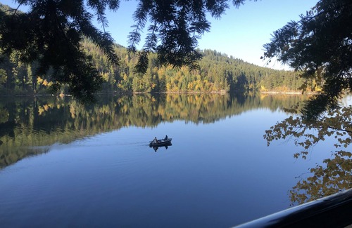 Kamloops Cabina | Cozy Lakefront Cabin Retreat