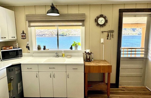 Tonasket Cabina | Cozy Lakefront Cabin - Hunters Welcome!