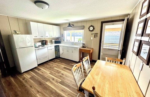 Tonasket Cabina | Cozy Lakefront Cabin - Hunters Welcome!