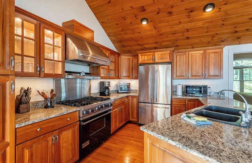 Raymond Cabina | Cozy Lakefront Cabin-Private Dock-Kayaks-Firepit