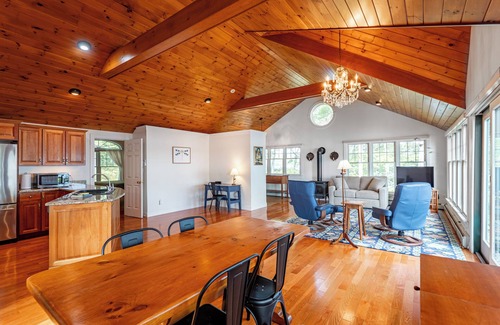 Raymond Cabina | Cozy Lakefront Cabin-Private Dock-Kayaks-Firepit