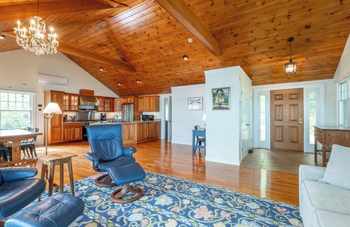 Raymond Cabina | Cozy Lakefront Cabin-Private Dock-Kayaks-Firepit