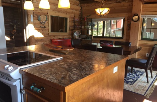 Rathdrum Cabina | Acogedora cabaña frente al lago en Lower Twin Lake con muelle privado