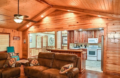 Negreet Cabina | Cozy lakefront cabin with boat house & ramp on Toledo Bend Lake