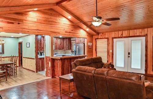 Negreet Cabina | Cozy lakefront cabin with boat house & ramp on Toledo Bend Lake