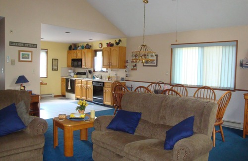 Jonas Casa | Acogedor Lakefront Chalet w / Hot Tub, Gameroom y fogata al aire libre!