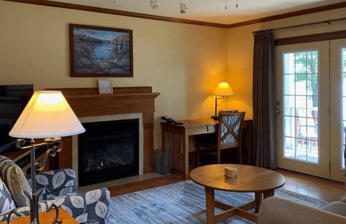Port Stanton Cabaña | Cozy Lakefront Cottage for the Ultimate Getaway