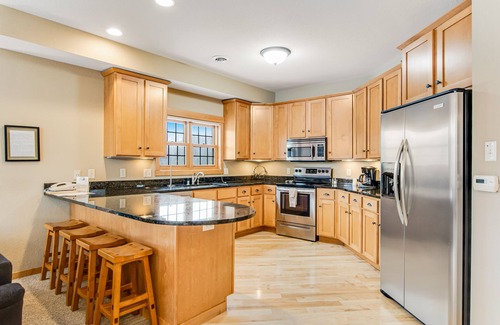 Three Lakes Condominio | Cozy lakefront condo with balcony, fireplace, AC, indoor pool, gym, & hot tubs