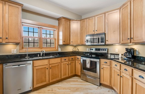Three Lakes Condominio | Cozy lakefront condo with balcony, fireplace, AC, indoor pool, gym, & hot tubs