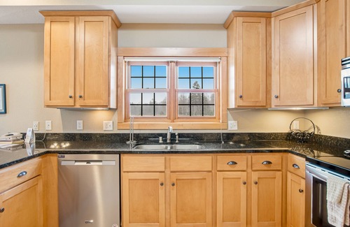 Three Lakes Condominio | Cozy lakefront condo with balcony, fireplace, AC, indoor pool, gym, & hot tubs