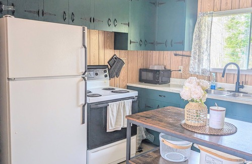 Douro-Dummer Cabaña | Cozy Lakefront Cottage in Lakefield with Bunkie