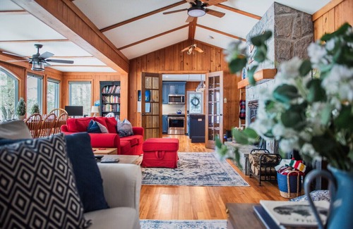 Lake of Bays Cabaña | Cozy Lakefront Cottage: Views-Hot Tub-Pet Friendly