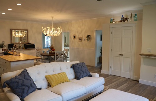 Willsboro Casa | Cozy lakefront cottage with beach.