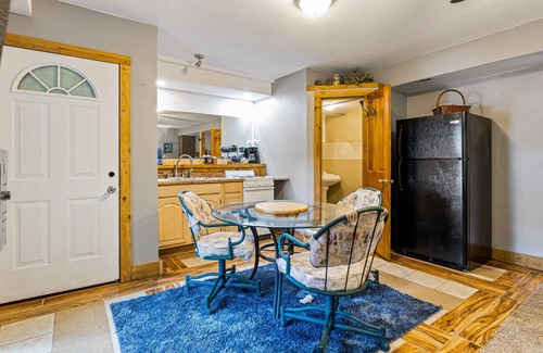 Lake Ozark Apartamento | Cozy lakefront getaway with fenced yard & hammock