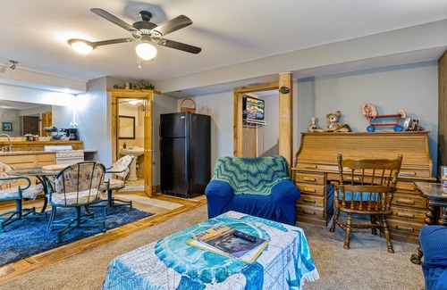 Lake Ozark Apartamento | Cozy lakefront getaway with fenced yard & hammock