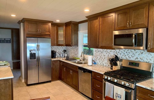 Colon Casa | Cozy Lakefront Getaway