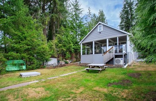 Lake Roesiger Casa | Cozy Lakefront Home near Snohomish, WA. Paddleboat, Air Conditioning