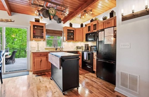 Gainesville Casa | Cozy Lakefront Home w/ Boat Dock