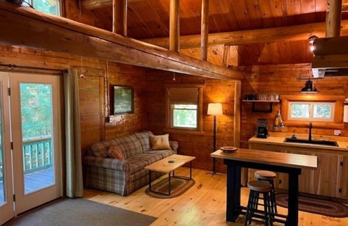 Sherman Station Cabina | Cozy Lakefront Log Cabin
