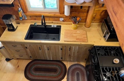 Sherman Station Cabina | Cozy Lakefront Log Cabin