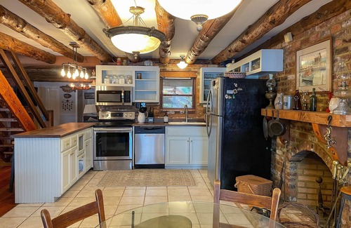 Bracey Casa | Acogedor, frente al lago Log Cabin