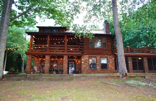 Bracey Casa | Acogedor, frente al lago Log Cabin