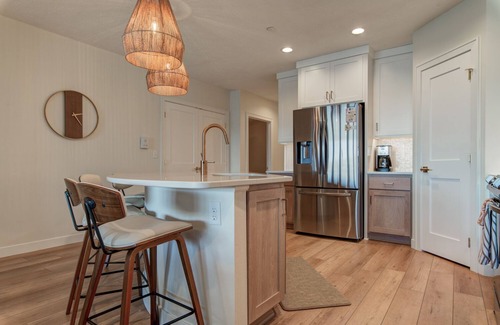 Arnolds Park Condominio | Cozy lakefront retreat, first level condo lakeside overlooking East Lake Okoboji