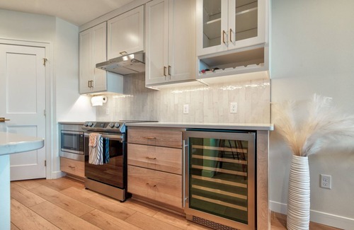 Arnolds Park Condominio | Cozy lakefront retreat, first level condo lakeside overlooking East Lake Okoboji