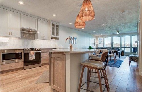 Arnolds Park Condominio | Cozy lakefront retreat, first level condo lakeside overlooking East Lake Okoboji