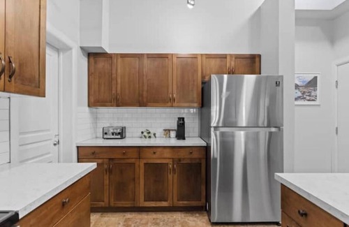 South Pandosy Condominio | Cozy Lakehouse Condo with Pool