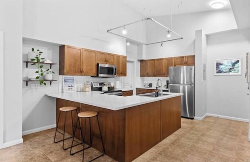South Pandosy Condominio | Cozy Lakehouse Condo with Pool