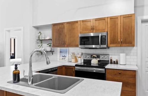 South Pandosy Condominio | Cozy Lakehouse Condo with Pool