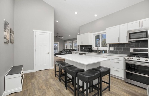 Union Casa | Cozy LakeHouse on Baldwin Lake, Great outdoor space with Boat Rental Available!