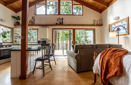 Sedro-Woolley Apartamento | Lakeside Cabin w/ Dock, Boats & Stunning Views