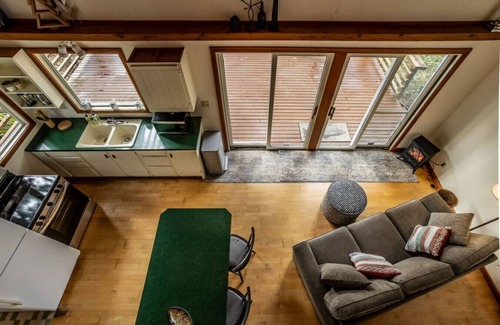 Sedro-Woolley Apartamento | Lakeside Cabin w/ Dock, Boats & Stunning Views