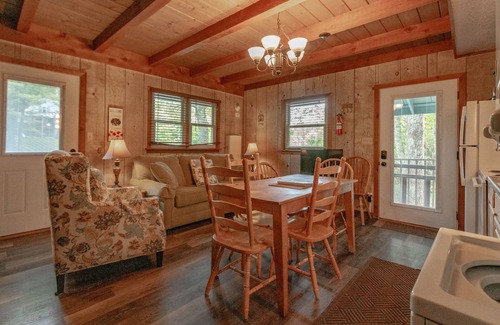 Blowing Rock Apartamento | Cozy Lakeside Cabin #14 - Sleeps 6 - Full kitchen + fireplace - between Boone & Blowing Rock NC