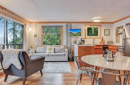 Grapeview Cabina | Cozy Lakeside Cabin with Modern Amenities