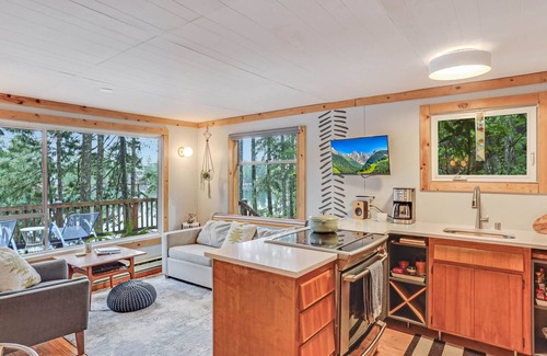 Grapeview Cabina | Cozy Lakeside Cabin with Modern Amenities