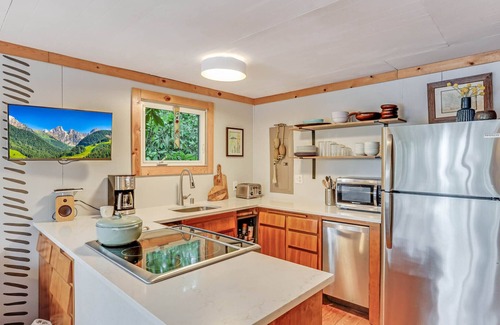Grapeview Cabina | Cozy Lakeside Cabin with Modern Amenities