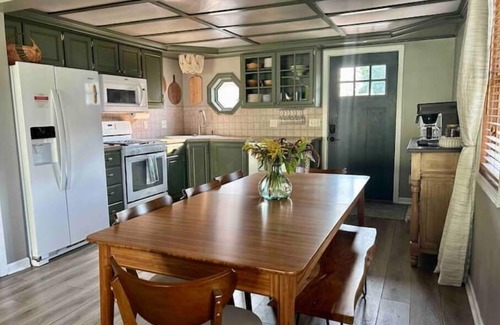 Council Bluffs Cabaña | Cozy Lakeside Cottage for Families and Fun Seekers. Game room - Large Soaker Tub