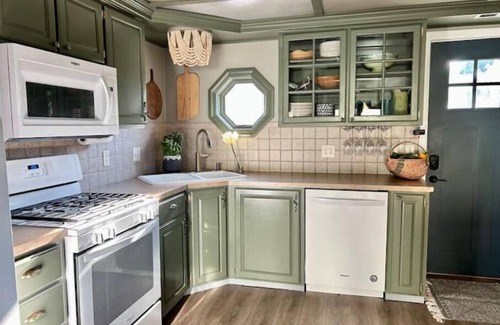 Council Bluffs Cabaña | Cozy Lakeside Cottage for Families and Fun Seekers. Game room - Large Soaker Tub